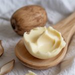 Les bienfaits du beurre de karité sur la peau et les cheveux : l’ingrédient naturel incontournable