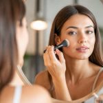Application fond de teint : techniques et astuces pour un teint uniforme et naturel