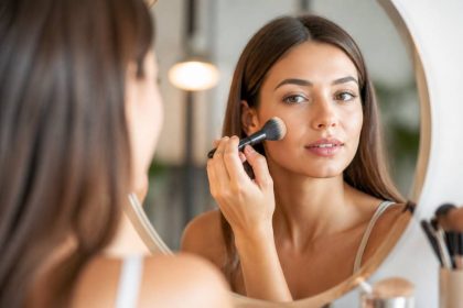 Application fond de teint : techniques et astuces pour un teint uniforme et naturel
