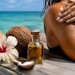 Bronzage au monoi : conseils et précautions pour une peau hâlée et nourrie