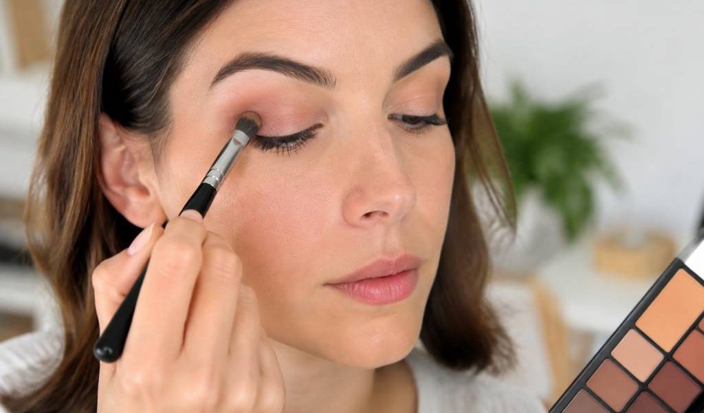Comment appliquer du fard à paupière facilement et sans faux pas