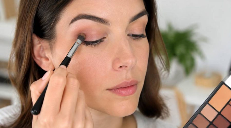 Comment appliquer du fard à paupière facilement et sans faux pas