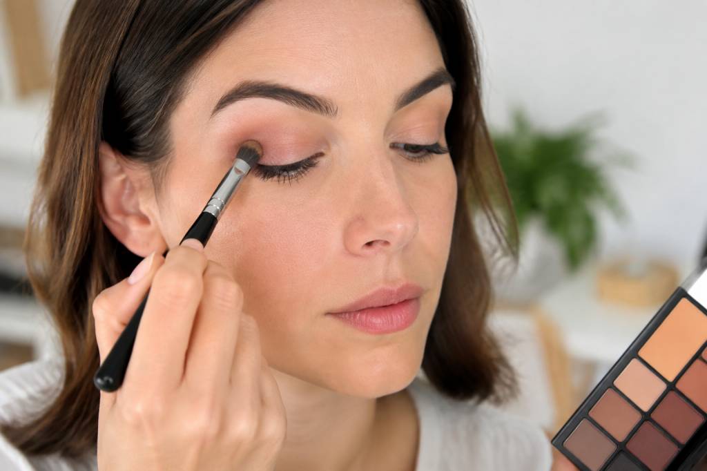 Comment appliquer du fard à paupière facilement et sans faux pas