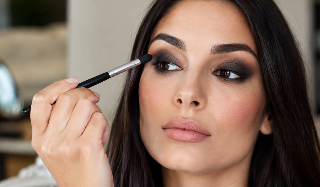 Charbonneux maquillage : techniques et astuces pour un regard intense
