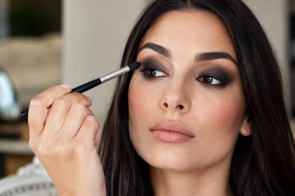 Charbonneux maquillage : techniques et astuces pour un regard intense