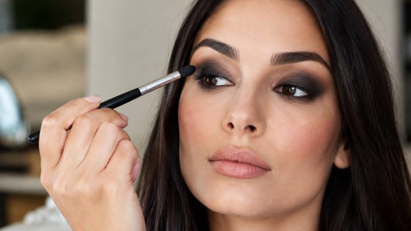 Charbonneux maquillage : techniques et astuces pour un regard intense