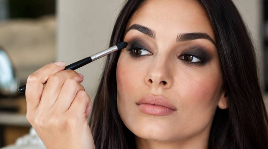 Charbonneux maquillage : techniques et astuces pour un regard intense
