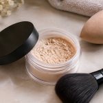 À quoi sert la poudre libre : bienfaits, utilisation et conseils pour un maquillage longue tenue