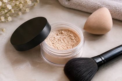 À quoi sert la poudre libre : bienfaits, utilisation et conseils pour un maquillage longue tenue