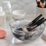 Avec quoi nettoyer ses pinceaux de maquillage : les produits efficaces pour préserver leur qualité et votre peau