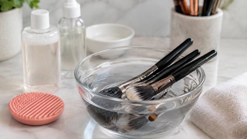 Avec quoi nettoyer ses pinceaux de maquillage : les produits efficaces pour préserver leur qualité et votre peau